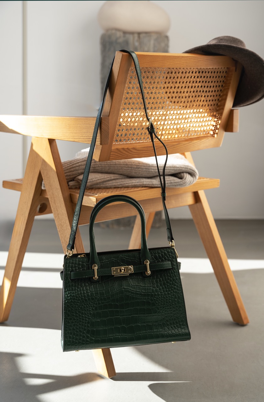 Handtas hangt aan stoel